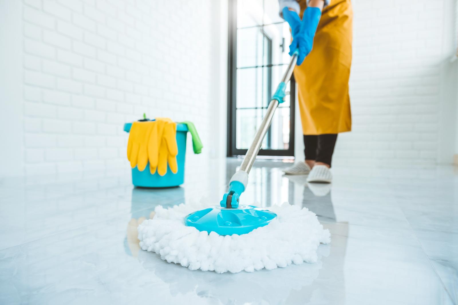 Come organizzare le pulizie di casa per chi lavora